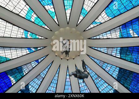 Engel hängen von der Buntglasdecke, die römische Kathedrale von Brasilia oder die Metropolitan Cathedral of Our Lieben Frau von Aparecida, entworfen von Oscar Stockfoto