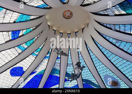 Engel hängen von der Buntglasdecke, die römische Kathedrale von Brasilia oder die Metropolitan Cathedral of Our Lieben Frau von Aparecida, entworfen von Oscar Stockfoto