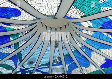 Engel hängen von der Buntglasdecke, die römische Kathedrale von Brasilia oder die Metropolitan Cathedral of Our Lieben Frau von Aparecida, entworfen von Oscar Stockfoto