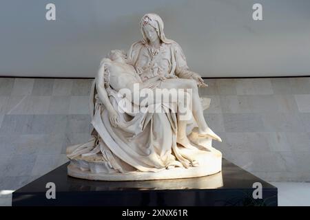Pieta, die Statue der Heiligen Jungfrau Maria mit dem Leichnam Christi, die römische Kathedrale von Brasilia oder die Metropolitan Kathedrale unserer Lieben Frau von Stockfoto
