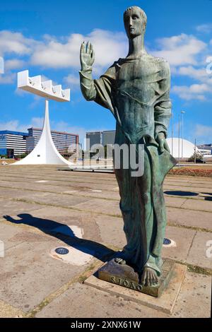 St. Johannes der Evangelist Statue von Alfredo Ceschiatti und Dante Croce vor dem Glockenturm der römischen Kathedrale von Brasilia oder Metropolitan Stockfoto