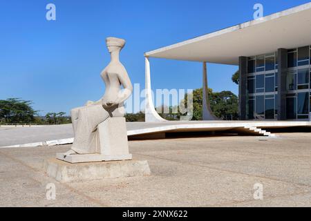 Brasiliens Supreme Court, entworfen von Oscar Niemeyer, und Skulptur von Lady Justice von Alfredo Ceschiatti, Three Powers Plaza, Weltkulturerbe Stockfoto