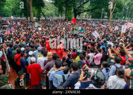 Dhaka, Bangladesch. August 2024. Bangladeschische Studenten, Lehrer, Eltern, Künstler, Vertreter der Zivilgesellschaft und Führer verschiedener Studentenorganisationen nehmen am 2. August 2024 in Dhaka, Bangladesch, an einer Massendemonstration Teil. Tausende von Menschen nahmen an einer landesweiten Gebet- und Studentenprozession Teil, um gegen das "Massaker und Massenverhaftungen" zu protestieren, nachdem die Quotenreformbewegung kürzlich Proteste durchgeführt hatte, die Reformen des staatlichen Arbeitsplatzquotensystems fordert. Die Behörden in Bangladesch haben eine schrittweise Lockerung einer Ausgangssperre angekündigt, die am 20. Juli nach dem Ausbruch von Gewalt in Dhaka und anderen Ländern verhängt wurde Stockfoto