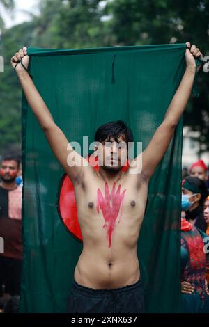 Dhaka, Bangladesch. August 2024. Bangladeschische Studenten, Lehrer, Eltern, Künstler, Vertreter der Zivilgesellschaft und Führer verschiedener Studentenorganisationen nehmen am 2. August 2024 in Dhaka, Bangladesch, an einer Massendemonstration Teil. Tausende von Menschen nahmen an einer landesweiten Gebet- und Studentenprozession Teil, um gegen das "Massaker und Massenverhaftungen" zu protestieren, nachdem die Quotenreformbewegung kürzlich Proteste durchgeführt hatte, die Reformen des staatlichen Arbeitsplatzquotensystems fordert. Die Behörden in Bangladesch haben eine schrittweise Lockerung einer Ausgangssperre angekündigt, die am 20. Juli nach dem Ausbruch von Gewalt in Dhaka und anderen Ländern verhängt wurde Stockfoto