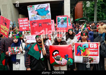 Dhaka, Bangladesch. August 2024. Bangladeschische Studenten, Lehrer, Eltern, Künstler, Vertreter der Zivilgesellschaft und Führer verschiedener Studentenorganisationen nehmen am 2. August 2024 in Dhaka, Bangladesch, an einer Massendemonstration Teil. Tausende von Menschen nahmen an einer landesweiten Gebet- und Studentenprozession Teil, um gegen das "Massaker und Massenverhaftungen" zu protestieren, nachdem die Quotenreformbewegung kürzlich Proteste durchgeführt hatte, die Reformen des staatlichen Arbeitsplatzquotensystems fordert. Die Behörden in Bangladesch haben eine schrittweise Lockerung einer Ausgangssperre angekündigt, die am 20. Juli nach dem Ausbruch von Gewalt in Dhaka und anderen Ländern verhängt wurde Stockfoto