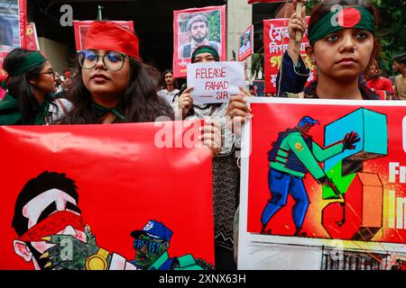 Dhaka, Bangladesch. August 2024. Bangladeschische Studenten, Lehrer, Eltern, Künstler, Vertreter der Zivilgesellschaft und Führer verschiedener Studentenorganisationen nehmen am 2. August 2024 in Dhaka, Bangladesch, an einer Massendemonstration Teil. Tausende von Menschen nahmen an einer landesweiten Gebet- und Studentenprozession Teil, um gegen das "Massaker und Massenverhaftungen" zu protestieren, nachdem die Quotenreformbewegung kürzlich Proteste durchgeführt hatte, die Reformen des staatlichen Arbeitsplatzquotensystems fordert. Die Behörden in Bangladesch haben eine schrittweise Lockerung einer Ausgangssperre angekündigt, die am 20. Juli nach dem Ausbruch von Gewalt in Dhaka und anderen Ländern verhängt wurde Stockfoto