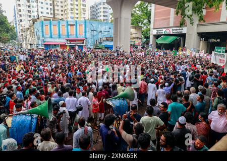 Dhaka, Bangladesch. August 2024. Bangladeschische Studenten, Lehrer, Eltern, Künstler, Vertreter der Zivilgesellschaft und Führer verschiedener Studentenorganisationen nehmen am 2. August 2024 in Dhaka, Bangladesch, an einer Massendemonstration Teil. Tausende von Menschen nahmen an einer landesweiten Gebet- und Studentenprozession Teil, um gegen das "Massaker und Massenverhaftungen" zu protestieren, nachdem die Quotenreformbewegung kürzlich Proteste durchgeführt hatte, die Reformen des staatlichen Arbeitsplatzquotensystems fordert. Die Behörden in Bangladesch haben eine schrittweise Lockerung einer Ausgangssperre angekündigt, die am 20. Juli nach dem Ausbruch von Gewalt in Dhaka und anderen Ländern verhängt wurde Stockfoto