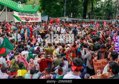 Dhaka, Bangladesch. August 2024. Bangladeschische Studenten, Lehrer, Eltern, Künstler, Vertreter der Zivilgesellschaft und Führer verschiedener Studentenorganisationen nehmen am 2. August 2024 in Dhaka, Bangladesch, an einer Massendemonstration Teil. Tausende von Menschen nahmen an einer landesweiten Gebet- und Studentenprozession Teil, um gegen das "Massaker und Massenverhaftungen" zu protestieren, nachdem die Quotenreformbewegung kürzlich Proteste durchgeführt hatte, die Reformen des staatlichen Arbeitsplatzquotensystems fordert. Die Behörden in Bangladesch haben eine schrittweise Lockerung einer Ausgangssperre angekündigt, die am 20. Juli nach dem Ausbruch von Gewalt in Dhaka und anderen Ländern verhängt wurde Stockfoto