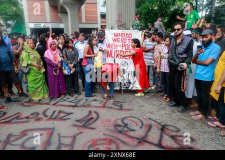 Dhaka, Bangladesch. August 2024. Bangladeschische Studenten, Lehrer, Eltern, Künstler, Vertreter der Zivilgesellschaft und Führer verschiedener Studentenorganisationen nehmen am 2. August 2024 in Dhaka, Bangladesch, an einer Massendemonstration Teil. Tausende von Menschen nahmen an einer landesweiten Gebet- und Studentenprozession Teil, um gegen das "Massaker und Massenverhaftungen" zu protestieren, nachdem die Quotenreformbewegung kürzlich Proteste durchgeführt hatte, die Reformen des staatlichen Arbeitsplatzquotensystems fordert. Die Behörden in Bangladesch haben eine schrittweise Lockerung einer Ausgangssperre angekündigt, die am 20. Juli nach dem Ausbruch von Gewalt in Dhaka und anderen Ländern verhängt wurde Stockfoto