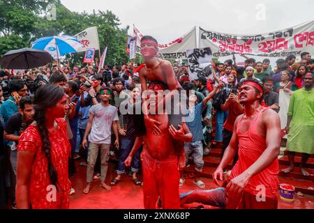 Dhaka, Bangladesch. August 2024. Bangladeschische Studenten, Lehrer, Eltern, Künstler, Vertreter der Zivilgesellschaft und Führer verschiedener Studentenorganisationen nehmen am 2. August 2024 in Dhaka, Bangladesch, an einer Massendemonstration Teil. Tausende von Menschen nahmen an einer landesweiten Gebet- und Studentenprozession Teil, um gegen das "Massaker und Massenverhaftungen" zu protestieren, nachdem die Quotenreformbewegung kürzlich Proteste durchgeführt hatte, die Reformen des staatlichen Arbeitsplatzquotensystems fordert. Die Behörden in Bangladesch haben eine schrittweise Lockerung einer Ausgangssperre angekündigt, die am 20. Juli nach dem Ausbruch von Gewalt in Dhaka und anderen Ländern verhängt wurde Stockfoto