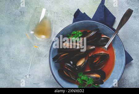 FRA Diavolo Muscheln, Muscheln in Tomatensauce, italienisches Gericht, mit einem Glas Wein, auf dem Tisch, Blick von oben, hausgemacht, keine Leute Stockfoto