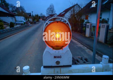 Warnleuchte auf einer Baustelle vor einer Dorfstraße, Eckental, Mittelfranken, Bayern, Deutschland Stockfoto