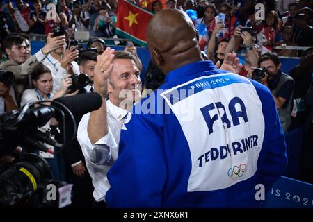 Teddy Riner ( FRA ) Goldmedaille feiert mit Emmanuel Macron ( französischer Präsident ), Judo, Männer + 100 kg während der Olympischen Spiele Paris 2024 am 2. August 2024 in der Champ-de-Mars Arena in Paris, Frankreich Stockfoto