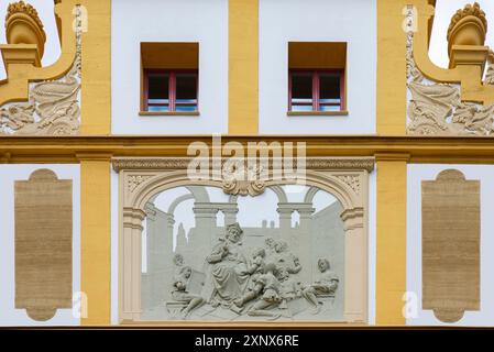 Relief mit Lehrer und Schülern an der Fassade der 1901 im Jugendstil erbauten Luitpold-Grundschule, Memmelsdorfer Str. 7A, Bamberg Stockfoto