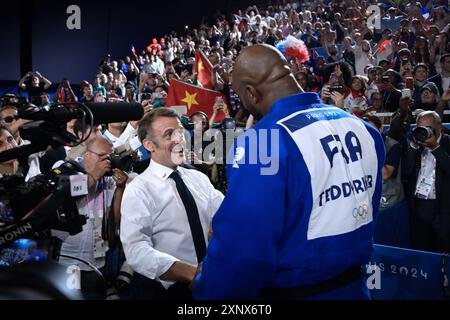 Teddy Riner ( FRA ) Goldmedaille feiert mit Emmanuel Macron ( französischer Präsident ), Judo, Männer + 100 kg während der Olympischen Spiele Paris 2024 am 2. August 2024 in der Champ-de-Mars Arena in Paris, Frankreich Stockfoto