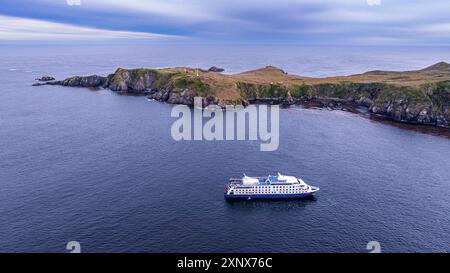 Luftaufnahme eines Kreuzfahrtschiffes vor Anker am Kap Horn, südlichster Punkt Südamerikas, Insel Hornos, Feuerland, Chile, Südamerika Copyright: Stockfoto