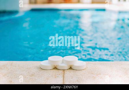 Nahaufnahme von Chlortabletten am Rand eines Schwimmbades. Chlortabletten zur Schwimmbadreinigung Stockfoto