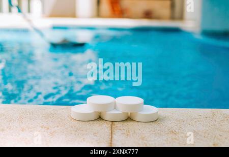 Chlortabletten zur Schwimmbadreinigung. Nahaufnahme von Chlortabletten am Rand eines Schwimmbades Stockfoto