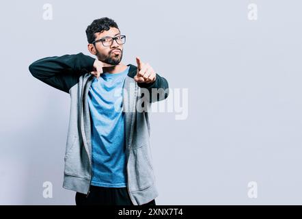 Person, die mit dem Finger in der Kehle bedroht, isoliert. Mann mit gewalttätigem Blick, der bedrohliche Zeichen macht Stockfoto