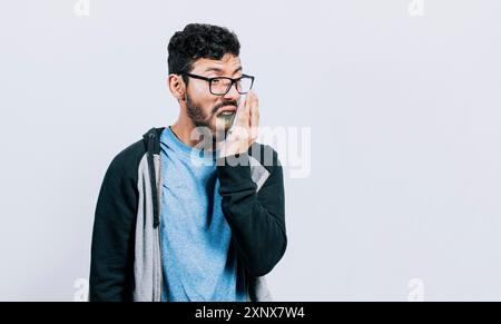 Person mit Mundgeruch Problem, Konzept der Person mit Mundgeruch und Mundgeruch, ein Mann mit Mundgeruch und Mundgeruch Problem Stockfoto