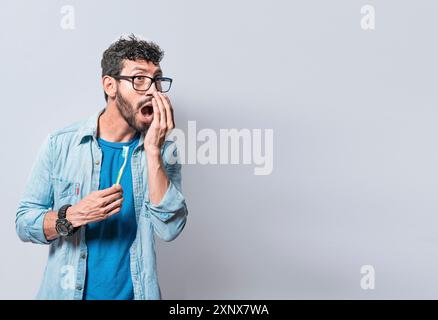 Person mit Pinsel mit Mundgeruch Problem, Mann mit Pinsel und Mundgeruch, Konzept der Person mit Mundgeruch Stockfoto