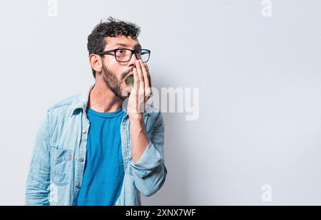 Person mit Mundgeruch Problem, Konzept der Person mit Mundgeruch und Mundgeruch, ein Mann mit Mundgeruch und Mundgeruch Problem Stockfoto