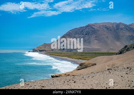 Küste und Erholungsort der Chinchorro Mummies, UNESCO-Weltkulturerbe, Camarones-Tal, nördliche Atacama-Wüste, Chile, Südamerika Co Stockfoto