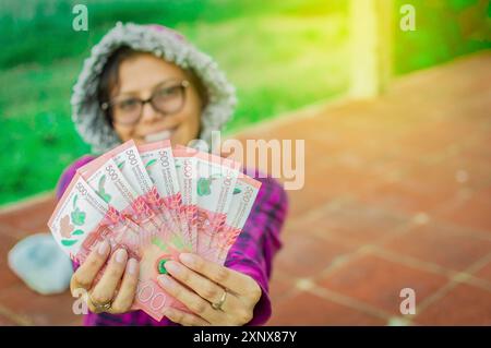 Frau zählt nicaraguanische Banknoten, nicaraguanische 500 cordobas-Banknoten Stockfoto