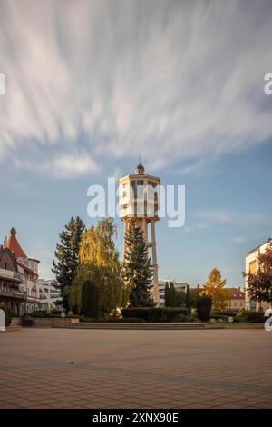 Historischer Wasserturm bei Sonnenuntergang. Stadtbild der Touristenstadt Siofok, Balaton, Ungarn Stockfoto