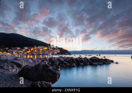 Wunderschöne historische Skyline eines Dorfes am Mittelmeer, aufgenommen am Morgen bei Sonnenaufgang am Strand und am Meer. Traumhafter Hafen Stockfoto