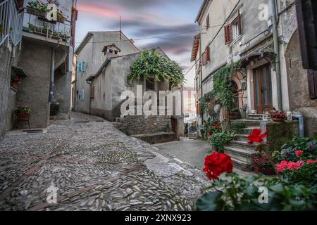 Altes, historisches, traumhaftes Bergdorf. Enge Gassen, alte Häuser in romantischer Umgebung. Wunderschön angelegtes Dorf mit kleinen Wegen und Plätzen Stockfoto