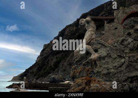 IL Gigante, eine Steinskulptur, die Neptun, den römischen Gott des Meeres, am Ende des Fegina Strandes, Monterosso al Mare, Cinque Terre, UNESCO World H darstellt Stockfoto