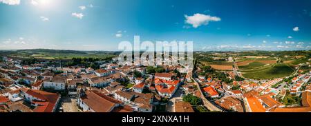 Panoramablick der Drohne auf Obidos, eine Stadt in der Region Oeste, historische Provinz Estremadura und Bezirk Leiria, Portugal, Europa Urheberrecht: Stockfoto