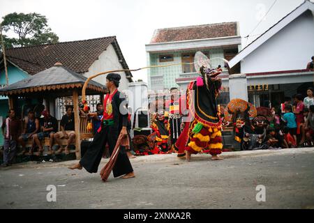 Der traditionelle Barong-Tanz wird im Dorf Sukomoro, Puncu Kediri, Ost-Java, Indonesien, gespielt. Stockfoto