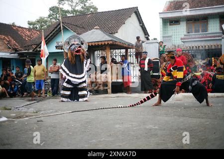 Der traditionelle Barong-Tanz wird im Dorf Sukomoro, Puncu Kediri, Ost-Java, Indonesien, gespielt. Stockfoto