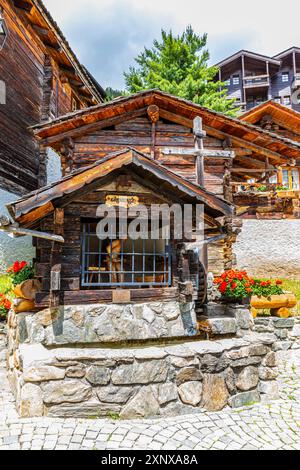 Brunnenhaus im historischen Ortskern, Grimentz, Val d'Anniviers, Walliser Alpen, Kanton Wallis, Schweiz Stockfoto