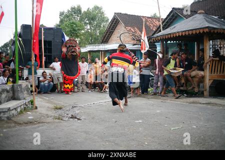 Der traditionelle Barong-Tanz wird im Dorf Sukomoro, Puncu Kediri, Ost-Java, Indonesien, gespielt. Stockfoto