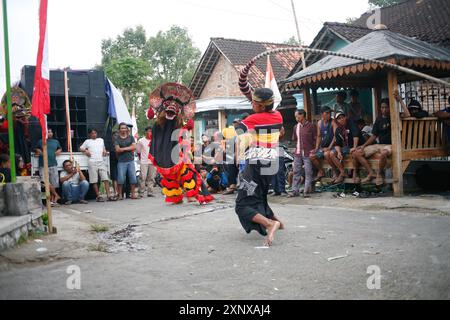 Der traditionelle Barong-Tanz wird im Dorf Sukomoro, Puncu Kediri, Ost-Java, Indonesien, gespielt. Stockfoto