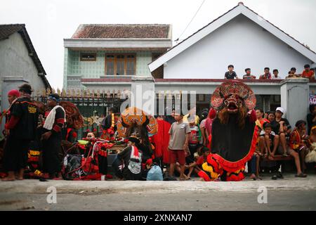 Der traditionelle Barong-Tanz wird im Dorf Sukomoro, Puncu Kediri, Ost-Java, Indonesien, gespielt. Stockfoto