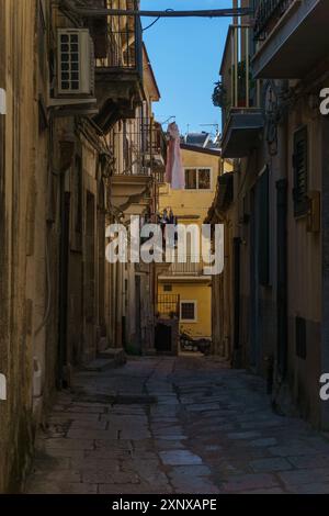 Wunderschöne Stadtlandschaft mit einer kleinen Gasse in der historischen sizilianischen Stadt Scicli, Sizilien, Italien Stockfoto