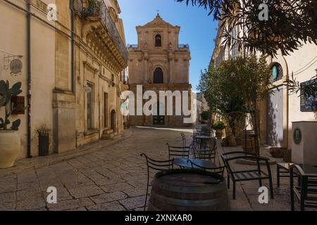 Stadtbild des historischen Zentrums mit Fassade der Kirche San Michele Arcangelo, Scicli, Sizilien, Italien Stockfoto