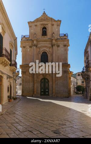 Stadtbild des historischen Zentrums mit Fassade der Kirche San Michele Arcangelo, Scicli, Sizilien, Italien Stockfoto