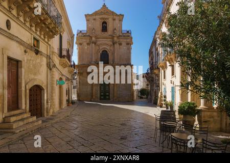 Stadtbild des historischen Zentrums mit Fassade der Kirche San Michele Arcangelo, Scicli, Sizilien, Italien Stockfoto