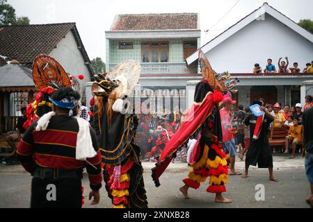 Der traditionelle Barong-Tanz wird im Dorf Sukomoro, Puncu Kediri, Ost-Java, Indonesien, gespielt. Stockfoto