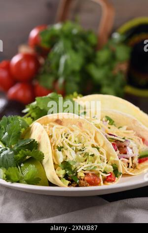 Taco mit Hackfleisch und Avocado, Kohl und Käse. Mexikanische Küche. Nahaufnahme. Stockfoto