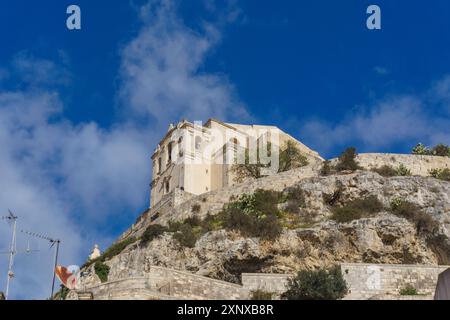 Die wunderschöne Kirche von San Matteo auf einem Hügel mit Blick auf die Stadt Scicli, Sizilien, Italien Stockfoto