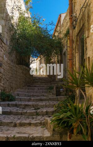 Wunderschöne Stadtlandschaft mit einer kleinen Gasse mit Treppe in der historischen sizilianischen Stadt Scicli, Sizilien, Italien Stockfoto