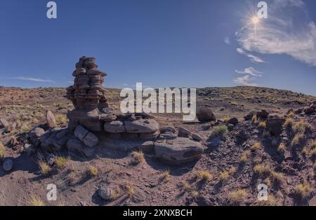 Ein vom Wind geformter Felsenturm auf Crystal Mesa westlich von Hamilili Point im Petrified Forest National Park, Arizona, USA, Nord A Stockfoto