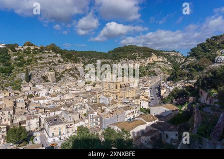 Stadtbild einer kleinen Stadt in Bergen an einem sonnigen Frühlingstag, Scicli, Sizilien, Italien Stockfoto