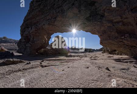 Ein kleiner Bentonitbogen im Goblin Garden westlich von Hamilili Point im Petrified Forest National Park, Arizona, USA, Nordamerika Stockfoto